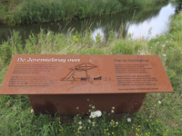 908216 Afbeelding van het uitlegpaneel van cortenstaal 'De Jeremiebrug over - Over de Jeremiebrug', bij de Vikingrijn ...